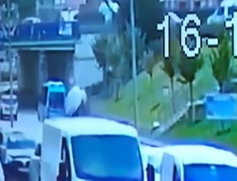 Çekmeköy’de ticari aracın kaldırımdaki 3 kişiye çarpma anı kamerada
