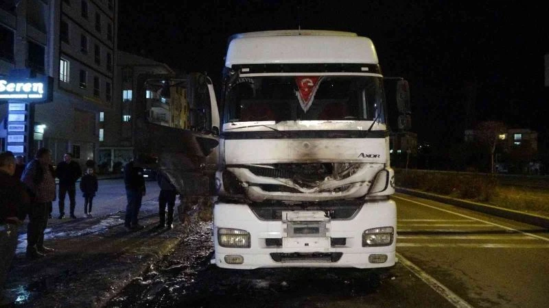 Alev topuna dönen çekiciyi itfaiye söndürdü
