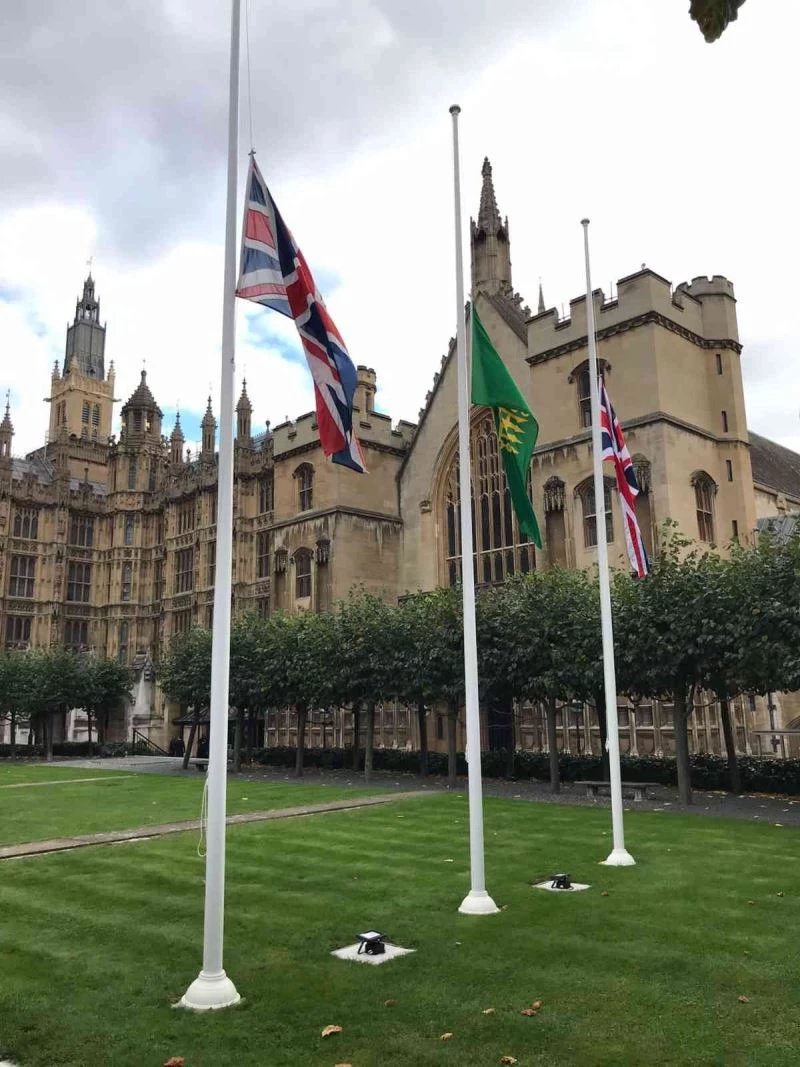 İngiltere’de bıçaklı saldırıda hayatını kaybeden milletvekili Amess için başsağlığı mesajları
