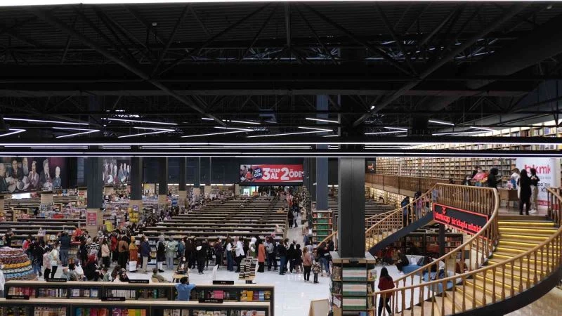 BKM Kitap imza gününe rekor iştirâk
