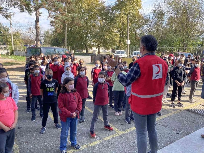 Öğrencilere maske ve dezenfektan dağıtıldı

