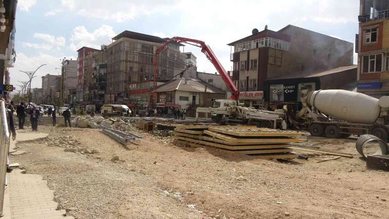 Yüksekova’da bir türlü bitmeyen yol çalışması
