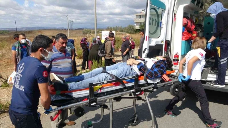 Müzik dinleyerek yolun karşısına geçen lise öğrencisine otomobil çarptı
