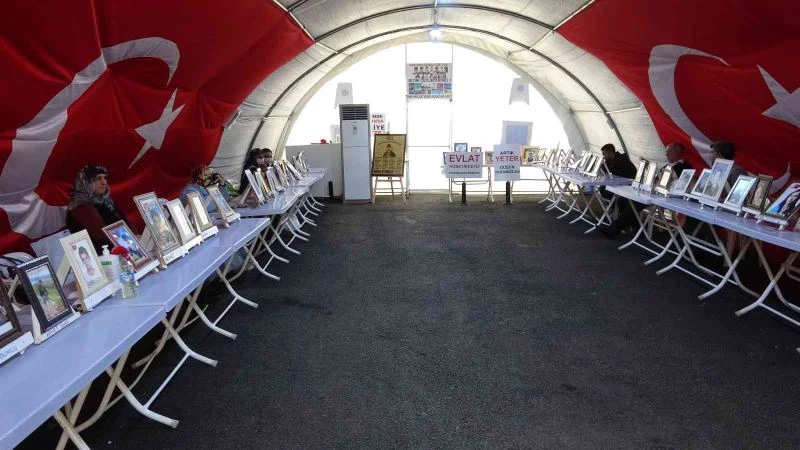 Evlat hasreti çeken yüreği yanık Özcan ailesi hem Diyarbakır’da hem de Muş’ta eylemde
