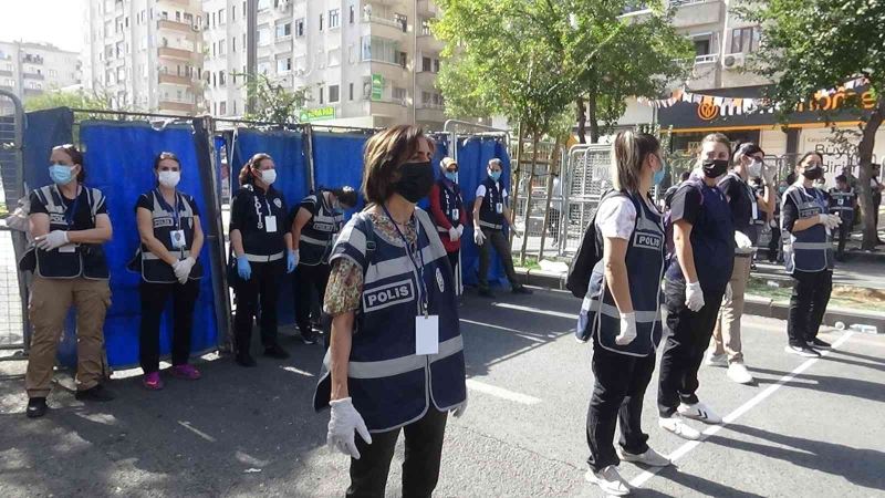 Diyarbakır’da kadın polisler kadınlar için yapılan mitingde kuş uçurtmadılar
