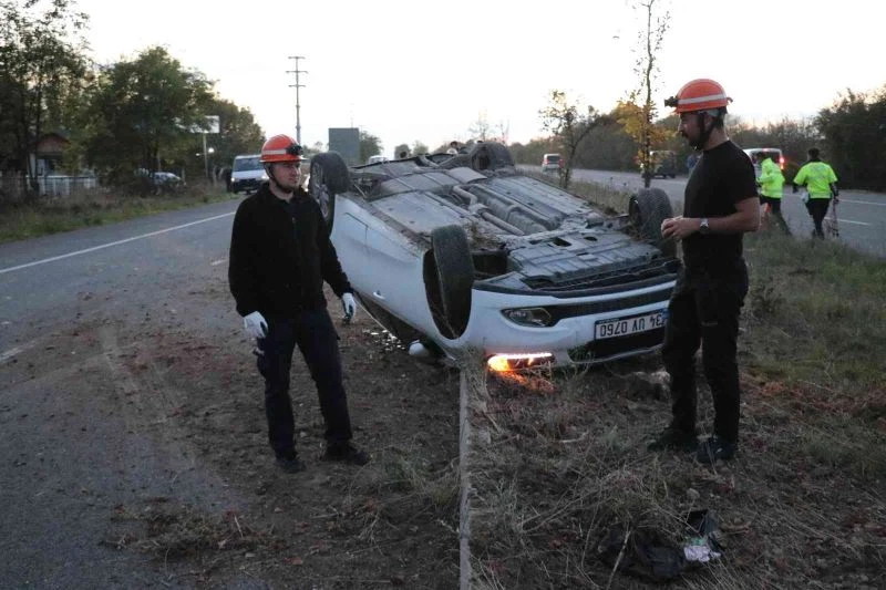 Kaza yapan araçlardan biri devrildi, diğeri nöbet kulübesi bahçesine uçtu: 2 yaralı
