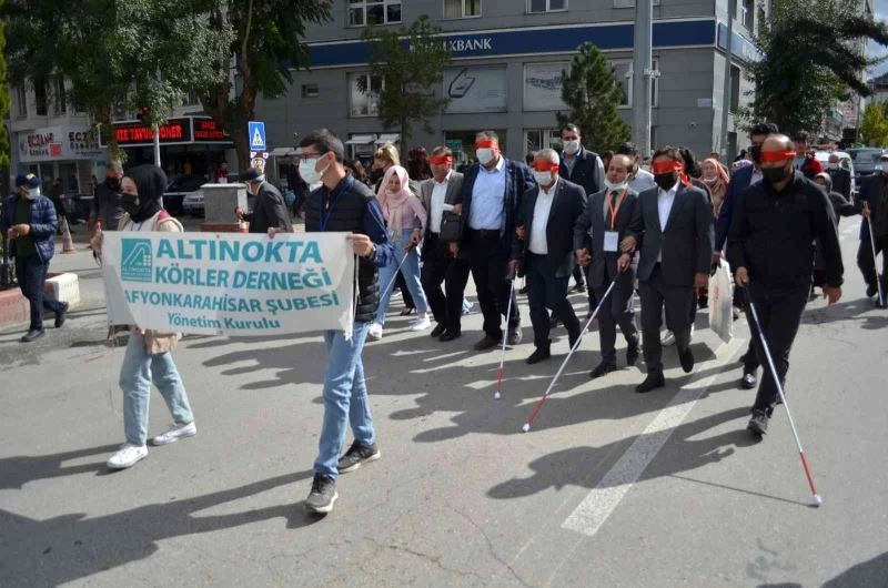 Vali, görme engelli bireylerin sorunlarını gözüne taktığı bandajla yürüyerek gördü
