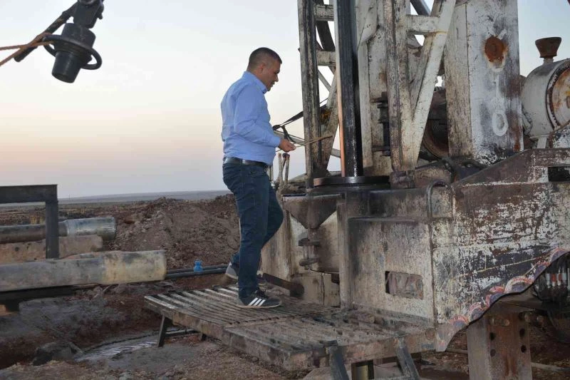 Ağaçtan yapılan çatal çubukla yer altı su kaynaklarını buluyor
