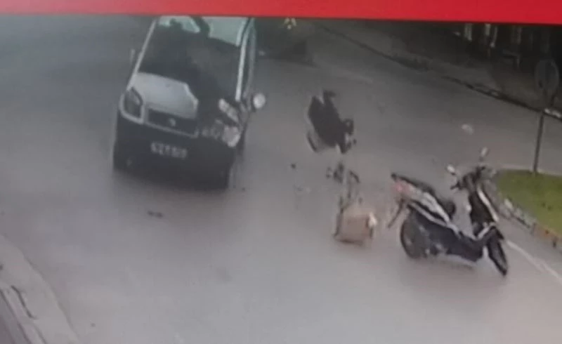 Kaza yapan motosikletteki güvercinler böyle havalandı
