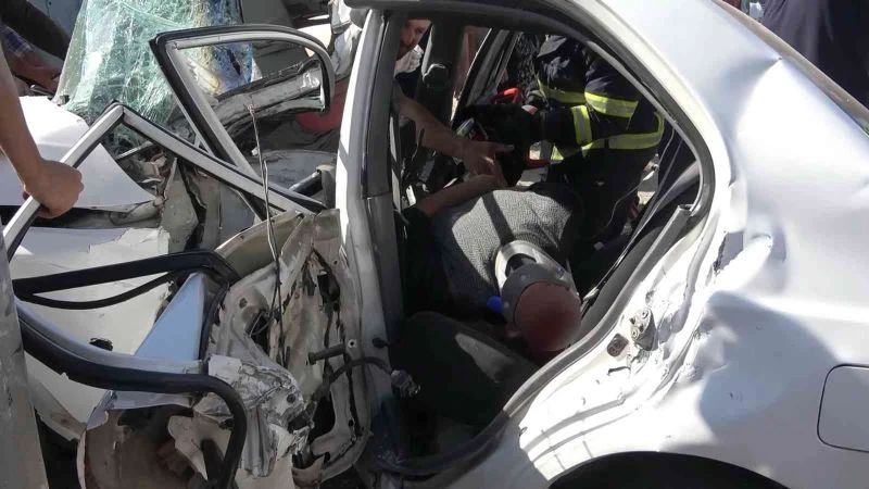 Direğe çarpan otomobil kağıt gibi katlandı
