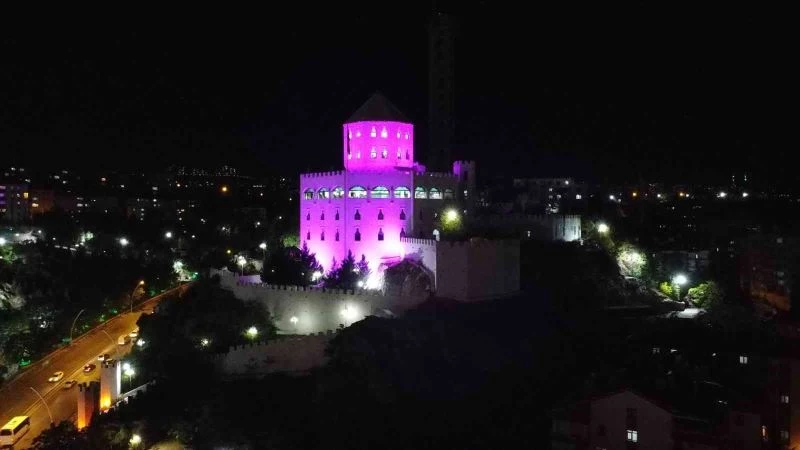 Estergon Kalesi’nde pembe mesaj
