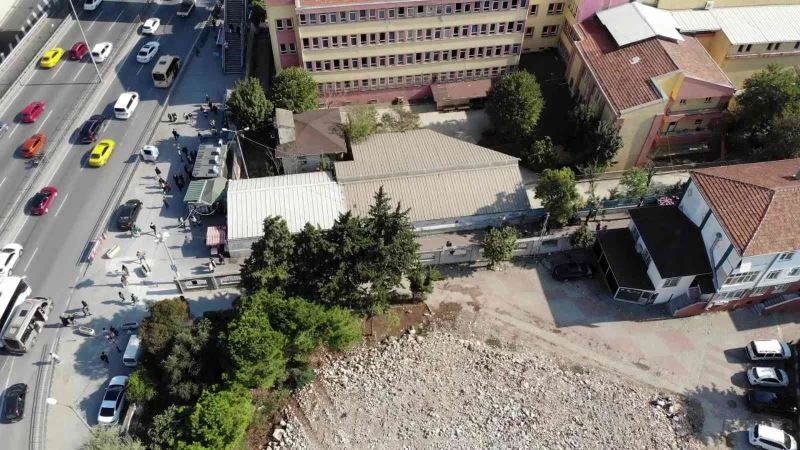 Avcılarlılar 2 yıldır depremde yıkılan caminin yapılmasını bekliyor
