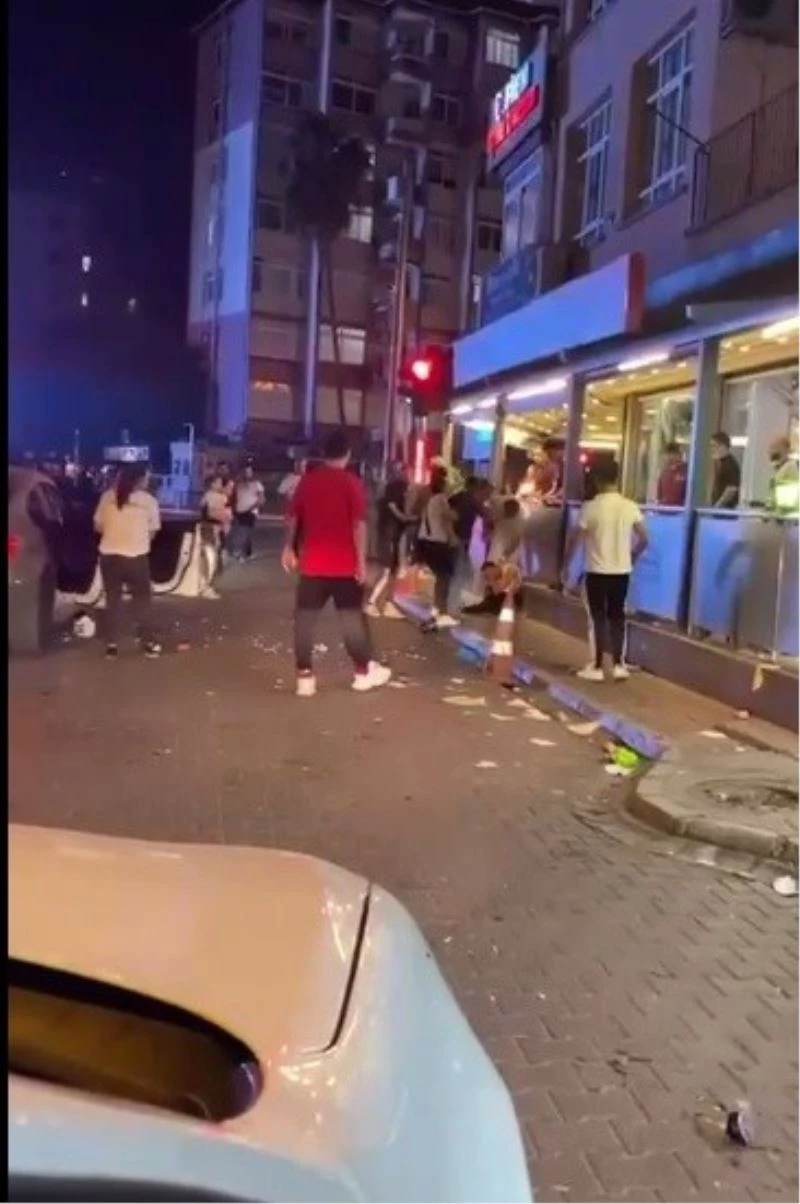 Işıklarda bekleyen araçtaki kişilere bardak fırlattı, tekme tokat dövüldü
