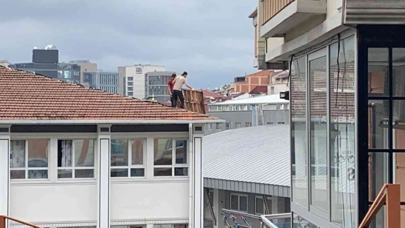 (Özel) İstanbul’da akılalmaz görüntü: Öğrenciler oynarken, çatıda önlemsiz kiremit taşıdılar

