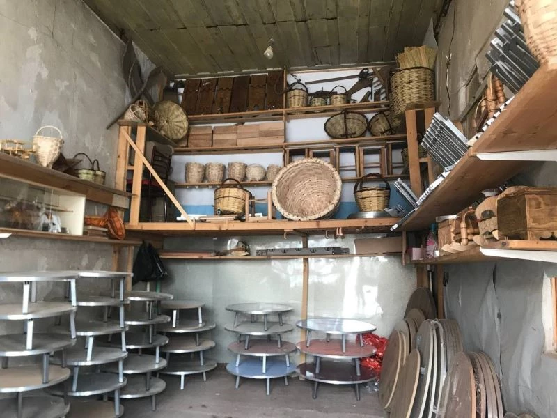 (Özel) Bayburt’ta yarım asırlık dükkânda ahşap ürünler zanaatkarın elinde hayat buluyor
