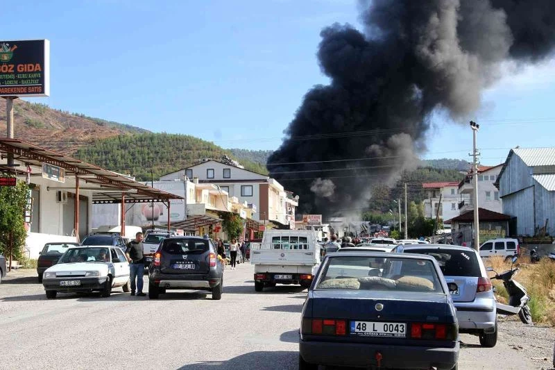 Dumanlar Fethiye semalarının rengini değiştirdi
