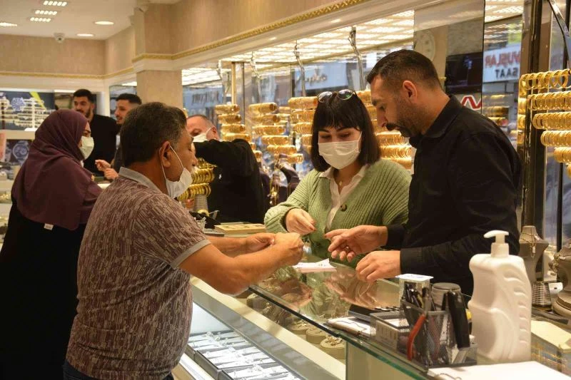 Fiyatlar yükseldi, 1 günde 1.5 milyonluk altın bozdurdular
