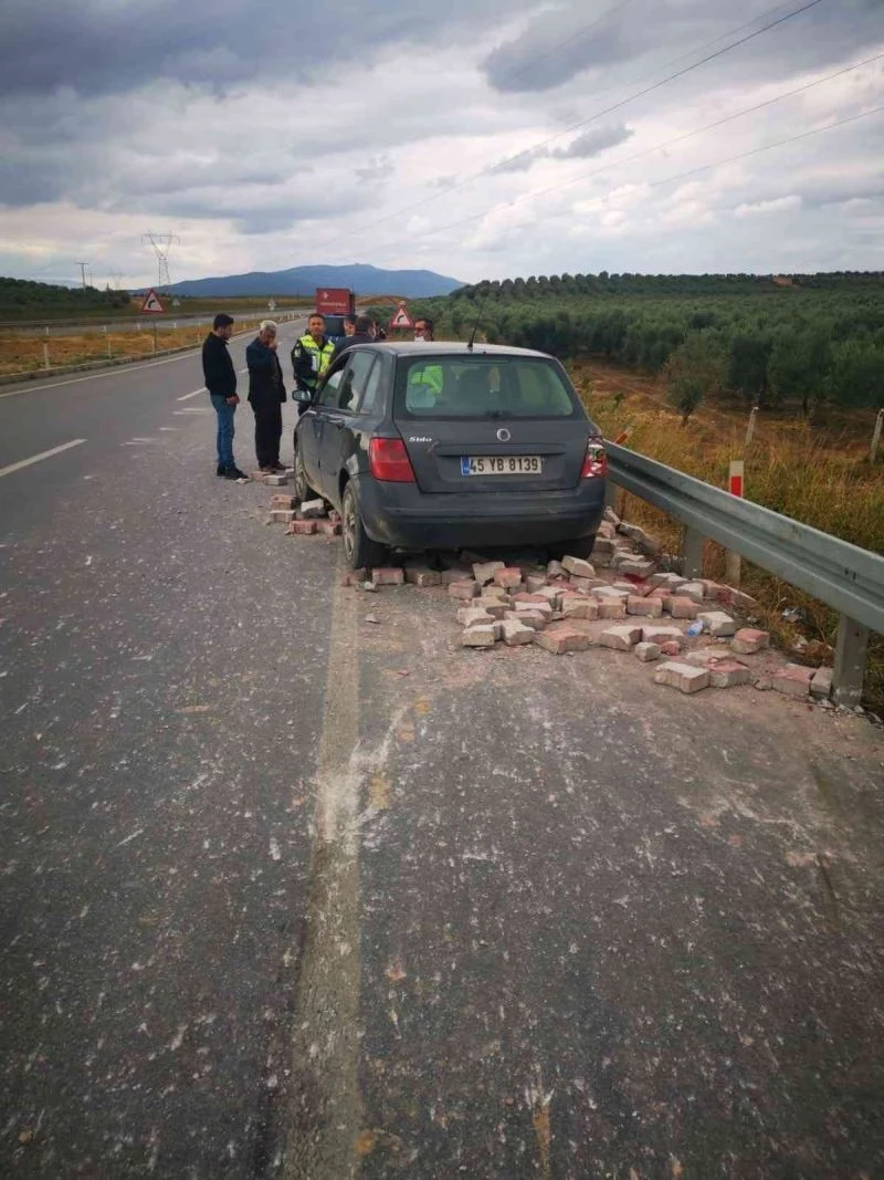 Ani fren yapan tırdaki taşlar arabanın üzerine savruldu
