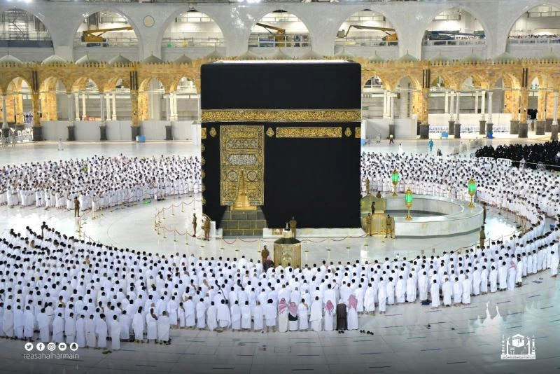 Mescid-i Haram’da sosyal mesafesiz ilk namaz kılındı
