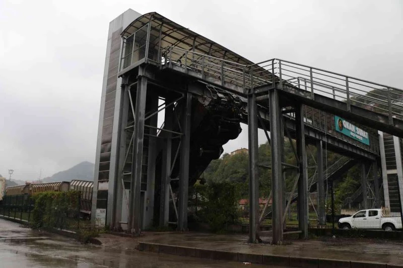 Yük vagonu adeta şahlandı, üst geçide saplandı
