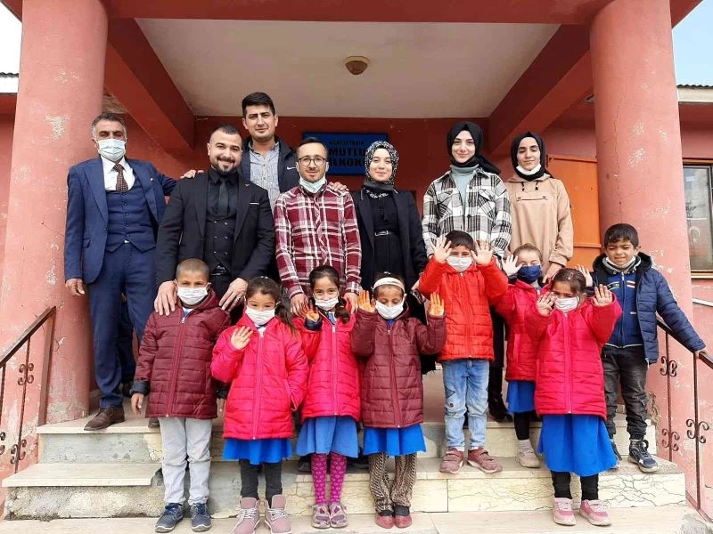 Ağrı’da hayırseverlerden topladıkları yardımları ihtiyaç sahibi öğrencilere dağıttılar
