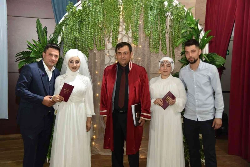 Aynı gün evlenen iki arkadaş birbirlerinin şahidi oldu
