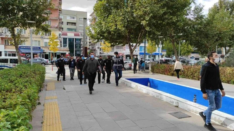 Gazetecilere ’Terörist miyiz?’ diyen hırsızlık şüphelilerinden 3’ü tutuklandı
