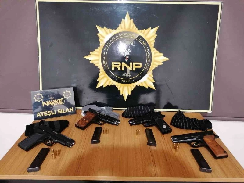 Çorapların içindeki tabancalar polisin dikkatinden kaçmadı
