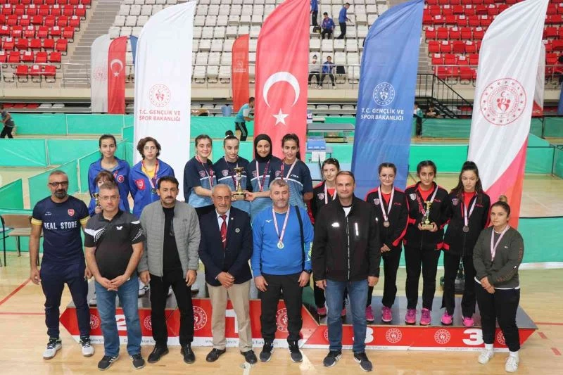 Masa tenisinde dereceye giren takımlara kupaları ve madalyaları verildi
