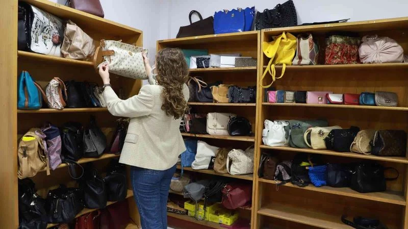 Giy-çık mağazası iyilik köprüsü olmaya devam ediyor
