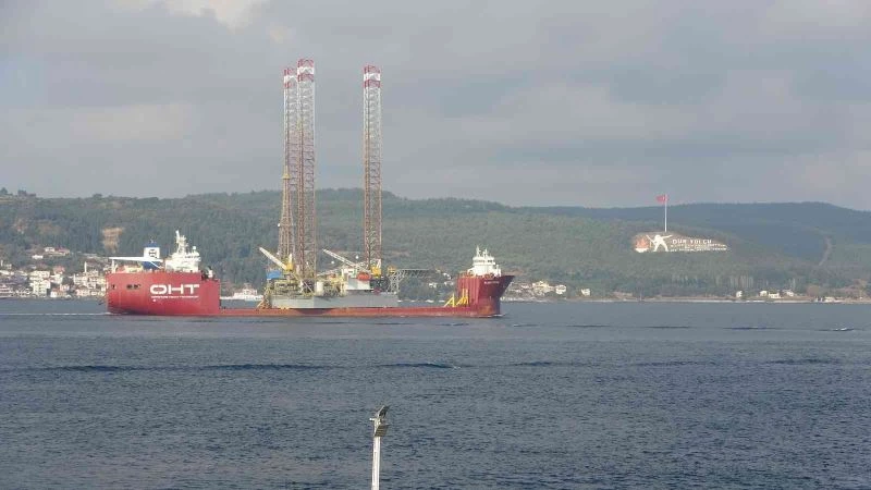 Dev platform taşıyan gemi Çanakkale Boğazı’nda
