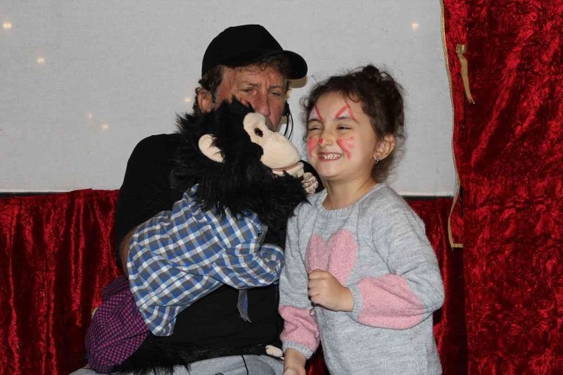 Tarzan’ın Çita’sı Sarı Bıyık’ın karnından konuşuyor
