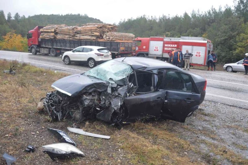 Kayganlaşan yolda kayan otomobil Tır dorsesine çarptı: 1 yaralı
