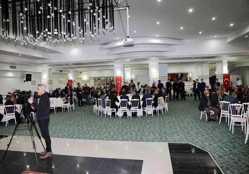 Vali Çiftçi, muhtarla bir araya geldi
