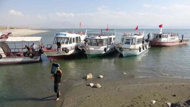 Van Gölü’nde kuraklık etkisi: Balıkçı tekneleri limana yanaşamadı
