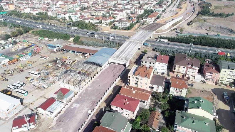 Otoyol geçiş köprüsünde kiriş montajları tamamlandı
