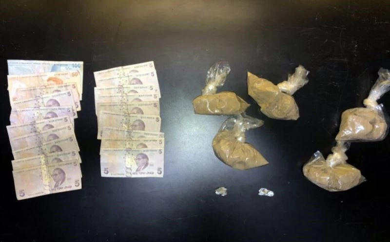 Uygulama noktasından kaçan şüphelinin üzerinden yarım kilo eroin çıktı
