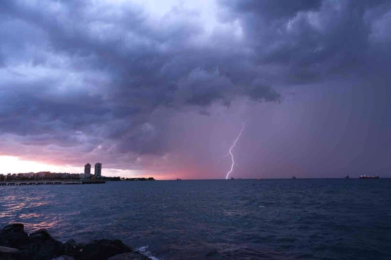 İskenderun Körfezi’nde gün batımında şimşekler görsel şölen oluşturdu
