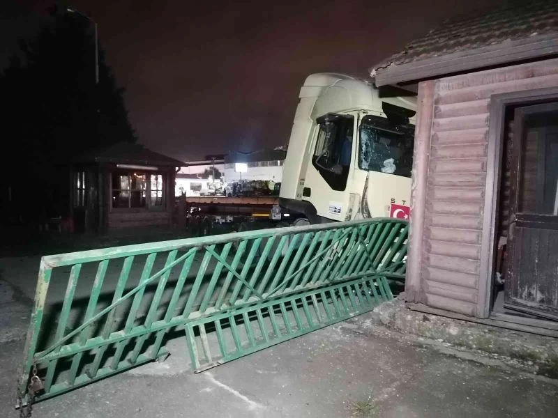 Hızını alamayan tır önce direğe, sonra deponun kapısına çarptı
