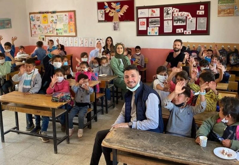 Eğitim gönüllülerinden yüzleri gülümseten hareket
