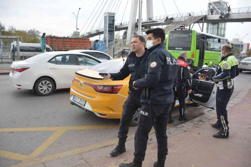 Uyuşturucu satışı şüphelisi kovalamacayla yakalandı
