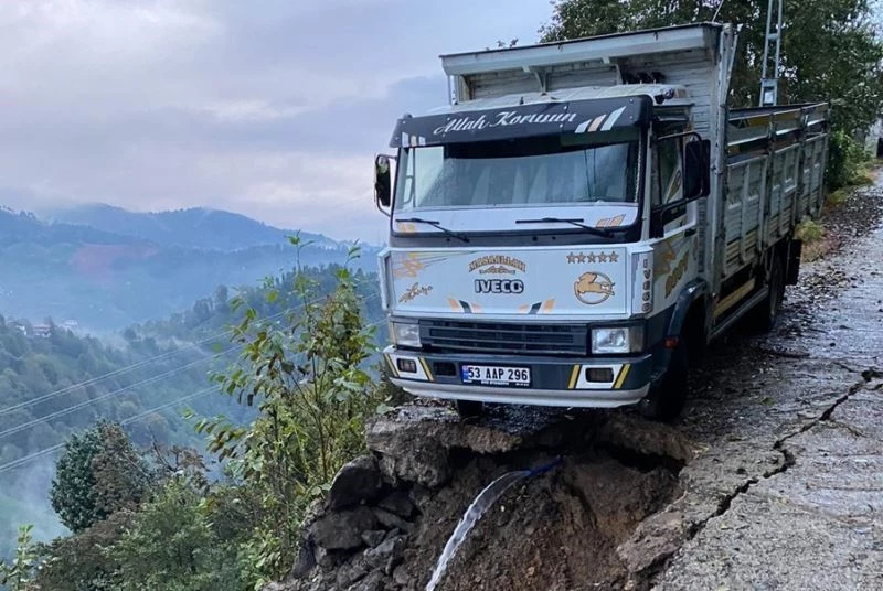 Rize’de toprak kayması nedeniyle kamyonet yuvarlanmaktan sona anda kurtuldu
