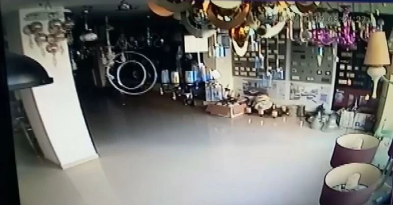 Kaş açıklarındaki deprem anı güvenlik kamerasında
