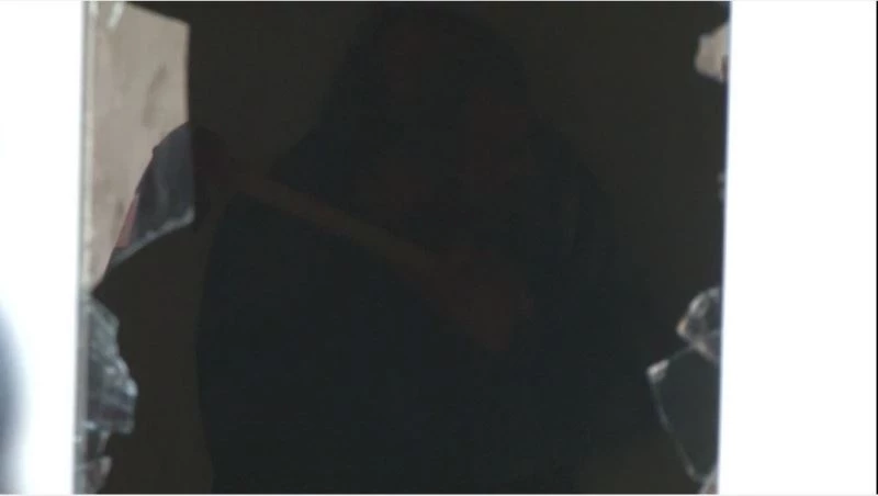 Beşiktaş’ta hareketli anlar: Keserle direnen şahsı polis kalkanlarla eve girip aldı
