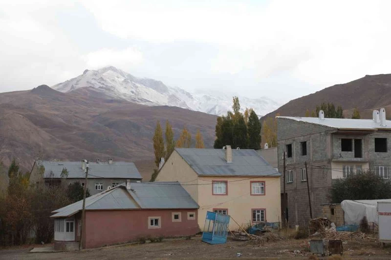 Başkale’deki İspiriz Dağı beyaza büründü
