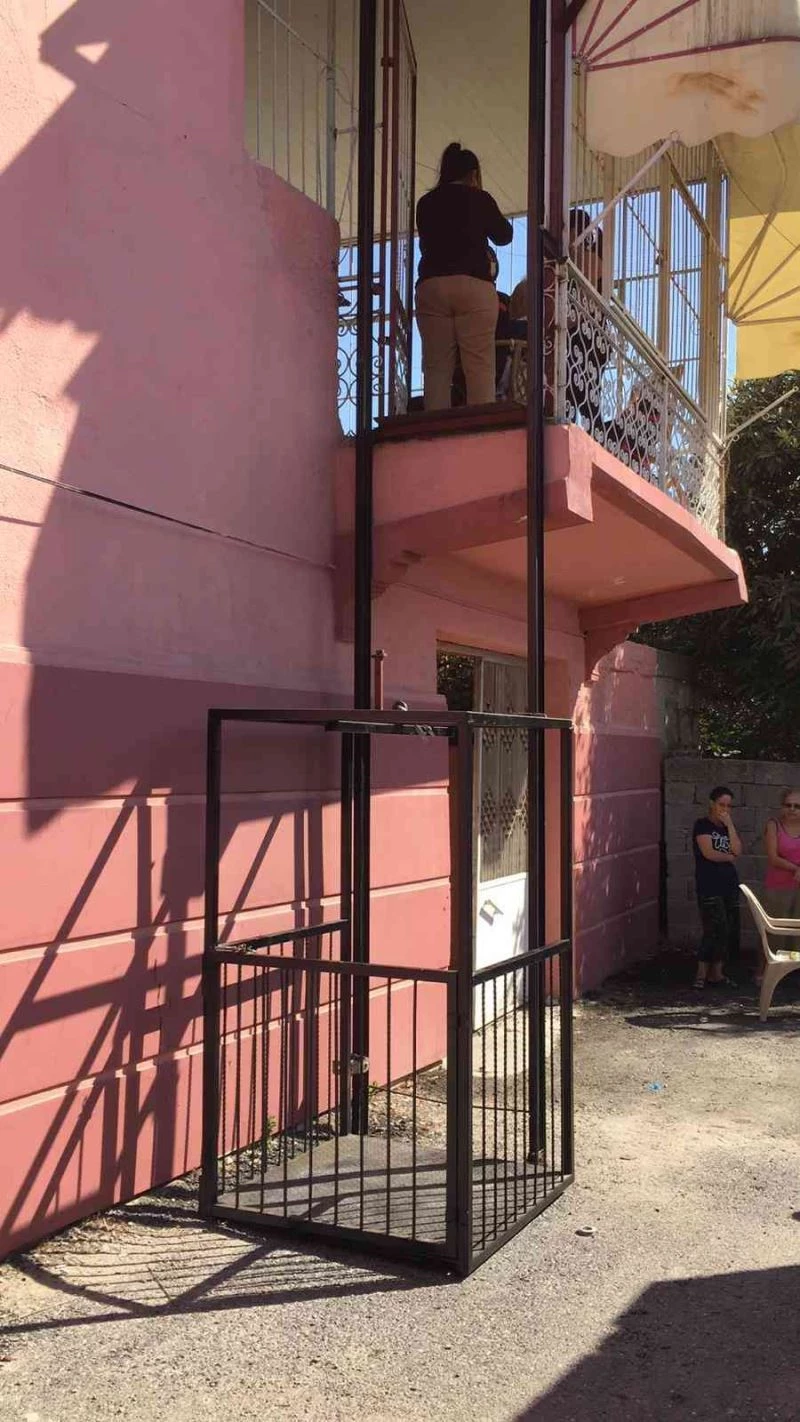 Engelli asansörü düştü, 2 sağlıkçı yaralandı
