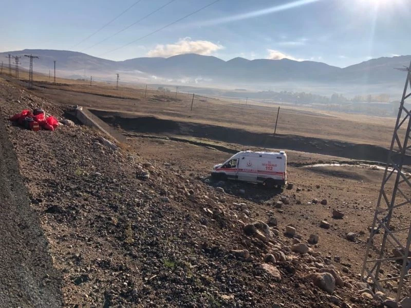 Ambulans sürücüsü köpeğe çarpmamak için direksiyonu kırdı, aracı şarampole yuvarlandı
