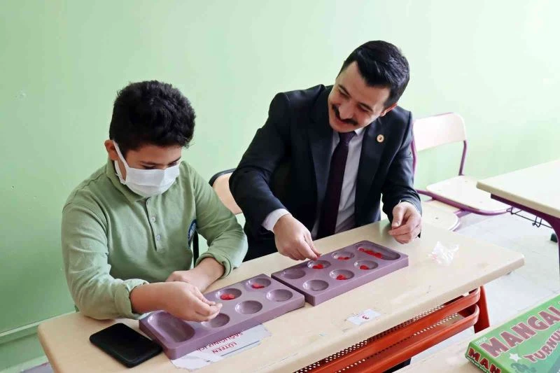 Günyüzü Kaymakamı Akeller öğrenciye mangala oynadı
