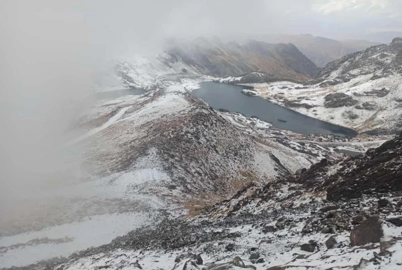 Yüksekova’nın yüksek kesimlerine mevsimin ilk karı yağdı
