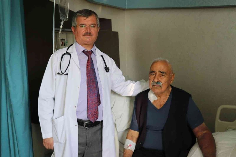 87 yaşındaki hastanın 5 damarı tek seansta açıldı
